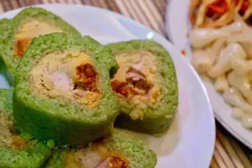 Làm bánh tét lá dứa đậm hương vị truyền thống