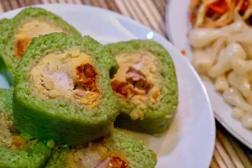 Làm bánh tét lá dứa đậm hương vị truyền thống