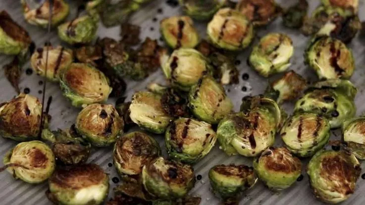 Cách làm bắp cải tí hon nướng giấm balsamic giòn ngọt