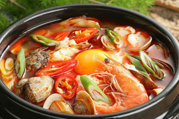 Cách nấu lẩu Thái chua cay, ấm nồng ngày lạnh