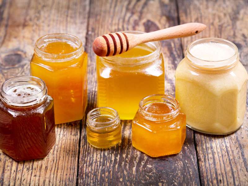 Sử dụng mật ong để dưỡng môi, trị thâm