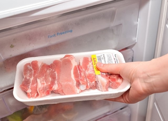 Cần bọc thịt kỹ càng trước khi cho vào tủ lạnh 