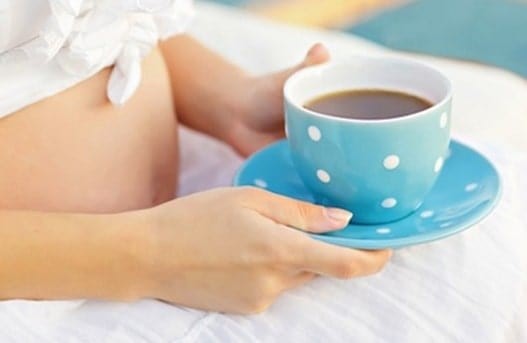 Nên hạn chế uống cà phê trong giai đoạn mang thai 