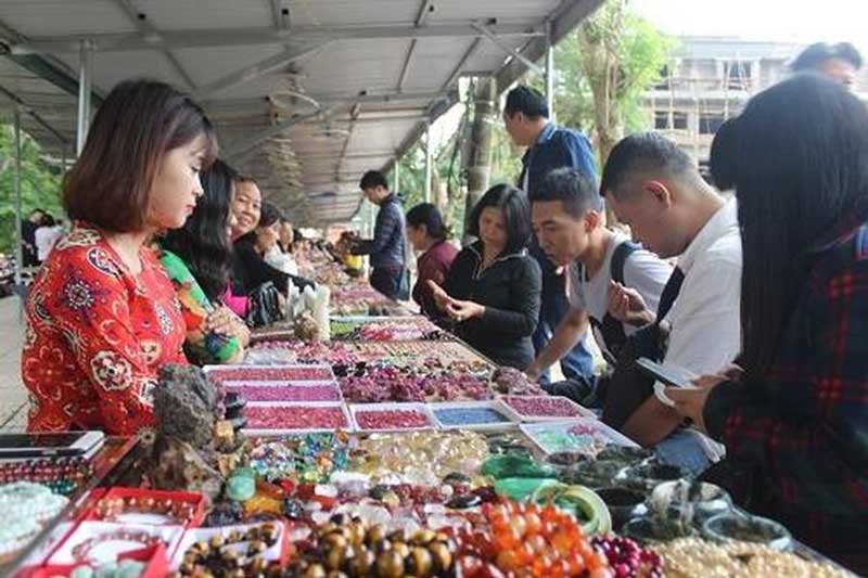 Chợ đá quý Lục Yên 