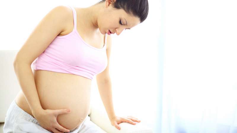 Đau lưng và chuột rút thường xuyên hơn vào cuối thai kỳ