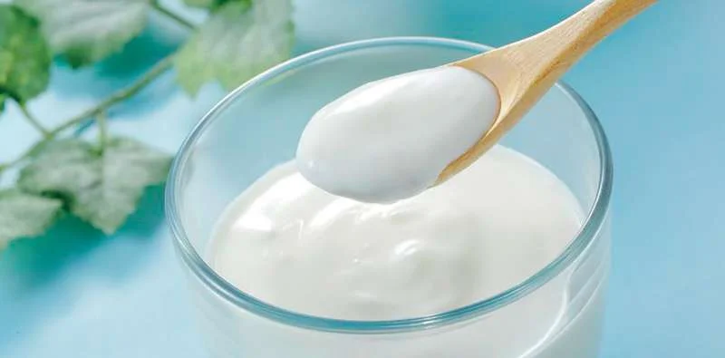 Tẩy tế bào chết mặt bằng sữa chua và đường nâu