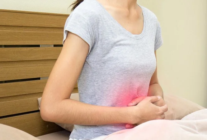 Đau vùng hạ sườn bên phải cũng là dấu hiệu của viêm gan B