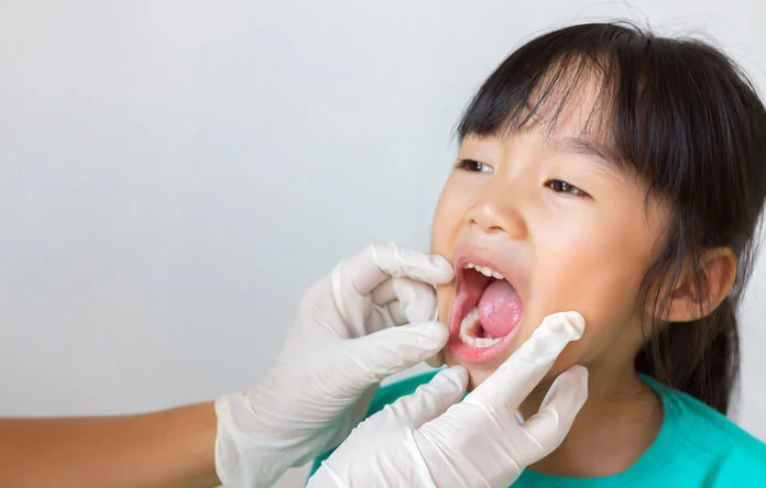 Thăm khám và tiêm vắc xin đầy đủ để ngăn ngừa bệnh bạch hầu