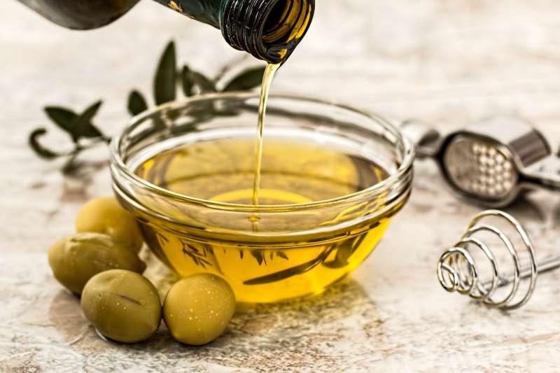 Sử dụng dầu oliu giúp môi mọng, mềm hơn