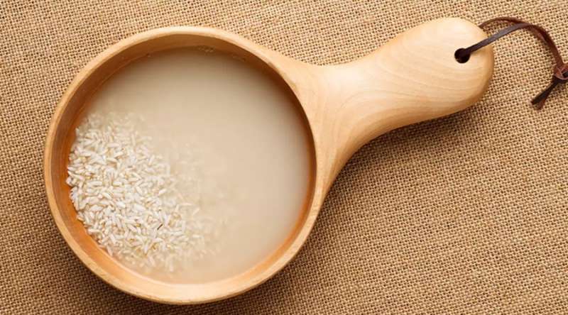 Nước vo gạo là nguồn cung lớn vitamin C, vitamin B5, vitamin B1 