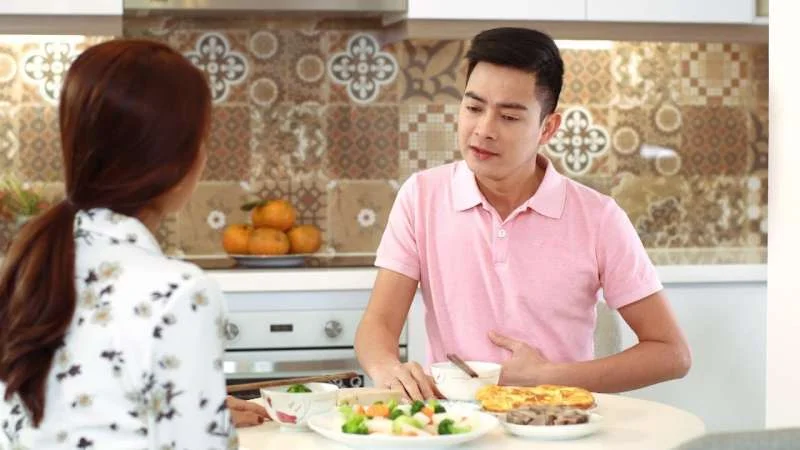 Đau bụng do đầy hơi khó tiêu thường xuất hiện sau khi ăn thức ăn giàu béo hoặc đạm