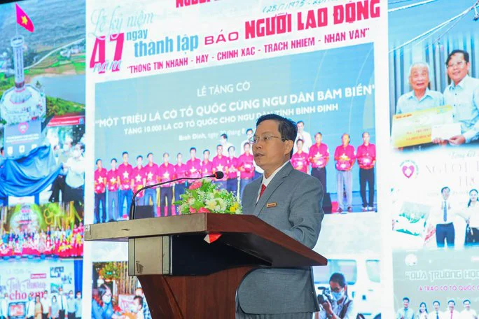 Tổng Biên tập Tô Đình Tuân phát động cuộc thi viết “Người Thầy kính yêu”, tại lễ kỷ niệm 47 năm ngày thành lập Báo Người Lao Động hôm 28-7-2022 - Ảnh: HOÀNG TRIỀU