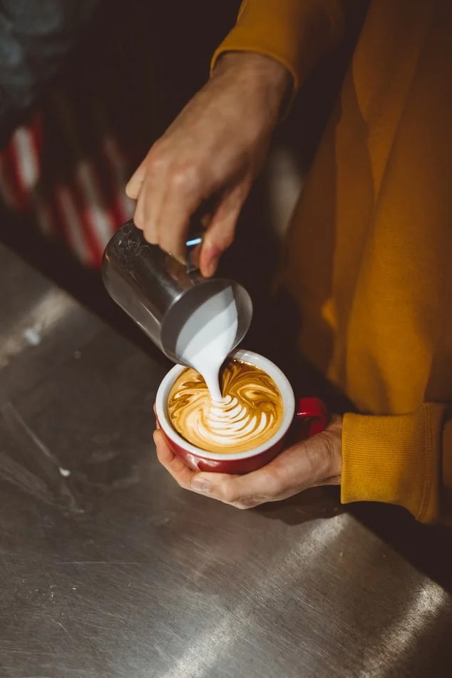 Tạo hình Latte Art phụ thuộc vào độ cao mũi ca rót bọt sữa