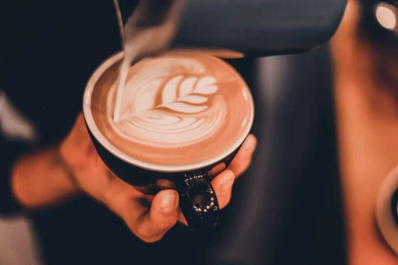 Kiểm soát dòng chảy được xem là yếu tố khó nhất khi vẽ Latte Art
