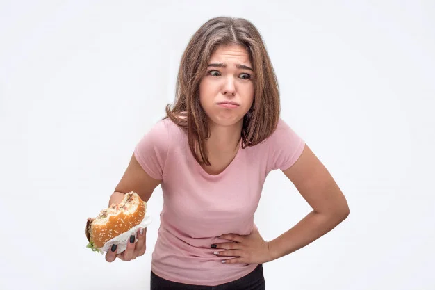 Cảm giác buồn nôn, nôn là biểu hiện của bệnh trào ngược dạ dày