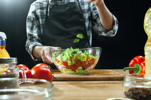 Trộn rau củ quả làm salad Bồ công anh