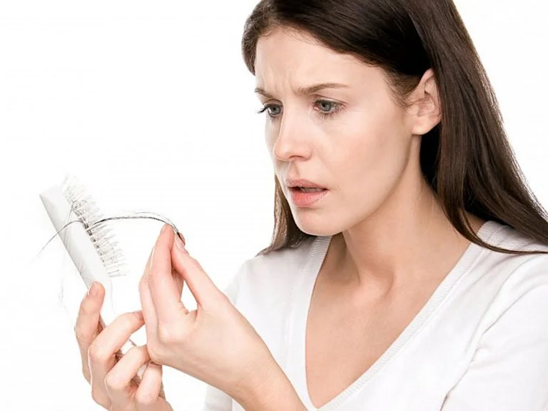 Thiếu vitamin C, tóc khô, xơ và dễ gãy rụng