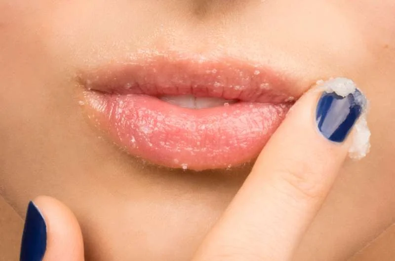 Tẩy tế bào chết môi bằng đường nâu, mật ong