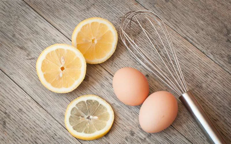 Tắm trắng bằng trứng gà và chanh