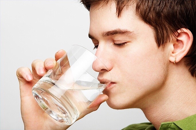 Uống 2 lít nước mỗi ngày 