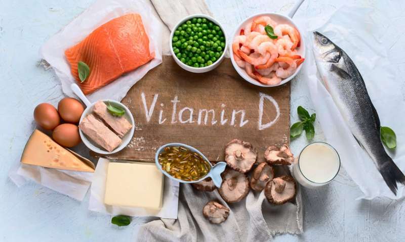 Thực phẩm giàu vitamin D như: cá hồi, cá trích, cá ngừ, tôm, nấm,...