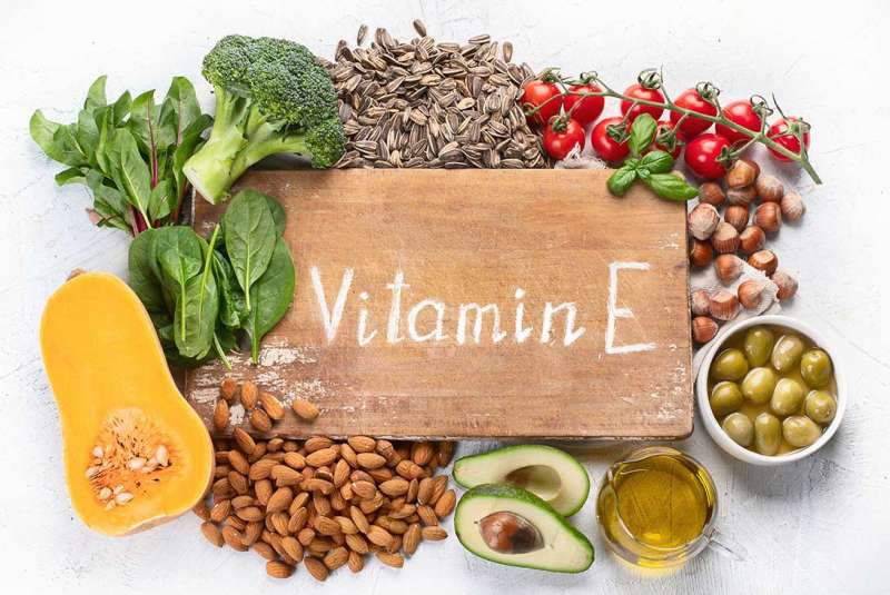 Thực phẩm giàu vitamin E: các loại hạt, bơ, ớt, thịt ngỗng, cá hồi, tôm càng xanh