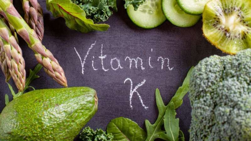 Thực phẩm giàu vitamin K: rau xanh (cải xoăn, bina), trái cây, đậu nành, dâu tây,...